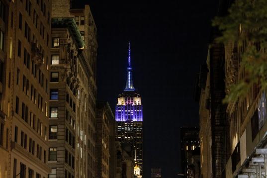 El Empire State Building, icono arquitectónico de Nueva York, iluminado en violeta en honor a Isabel II.