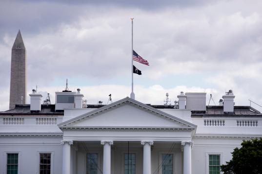 La bandera de la Casa Blanca, en Washington, a media asta por la muerte de Isabel II.