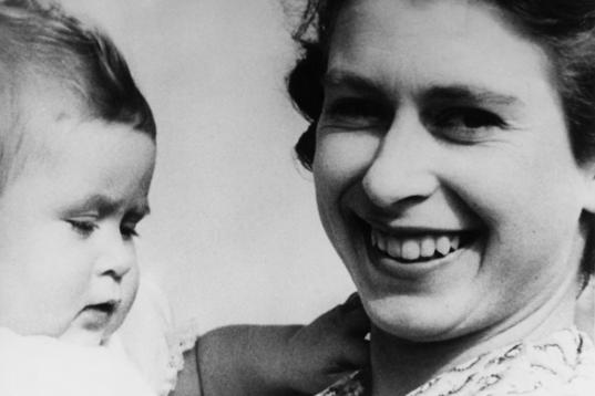 Isabel II (entonces princesa), con el príncipe Carlos de bebé, en 1949.