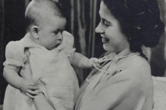 Isabel II (entonces princesa), con el príncipe Carlos de bebé, en 1948.
