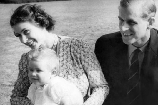 La princesa Isabel y el duque de Edimburgo, en una foto informal con su hijo Carlos.  