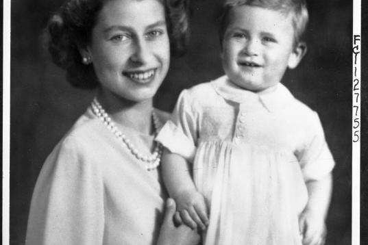 La princesa Isabel y el príncipe Carlos, en la víspera de su primer cumpleaños.