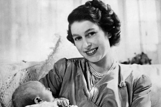 La princesa Isabel con su hija, la princesa Ana, nacida el 19 de agosto de 1950.