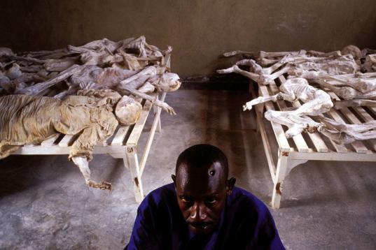 El juez Fernando Andreu admitió a trámite en febrero de 2005 una denuncia contra 69 altos cargos de Ruanda por el asesinato de nueve españoles y cuatro millones de ruandeses entre 1994 y 2000, lo que le llevó a ordenar en 2008 la detención ...