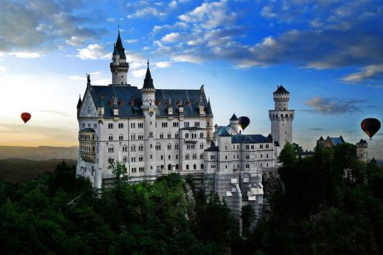 Uno de los más famosos del mundo, si no el que más, precisamente por servir de inspiración a Walt Disney para su famoso castillo. El castillo de Neuschwanstein, en la frontera 
entre Alemania, Suiza y Austria, deja a todo el que lo contempla ...