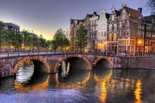Ver más fotos de los canales de Amsterdam.