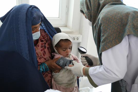 Una enfermera de MSF toma la tensión a Gull Sima, de dos años, en un hospital de Kandahar (Afganistán).