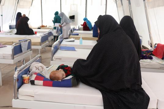 Sala de atención a personas con malnutrición, en el hospital de Herat.