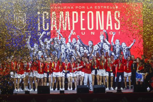 La selección española femenina de fútbol celebra el Mundial en Madrid Río con la afición.