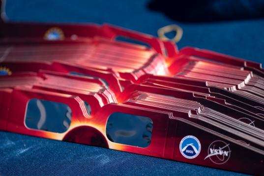 Las gafas de protección para observar el eclipse preparadas en el National Mall, en Washington, DC (EEUU)