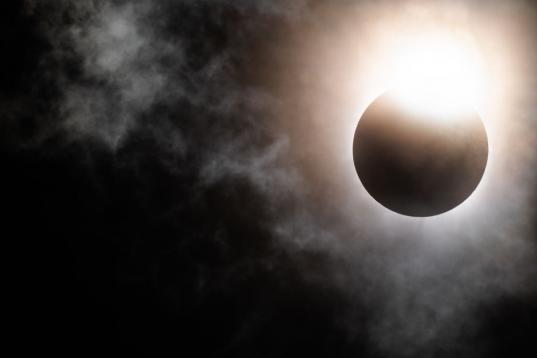 La luna muy cerca de eclipsar al sol en Brady, Texas (EEUU)