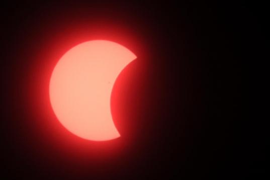 Vista parcial del eclipse solar en Tegucigalpa (Honduras)