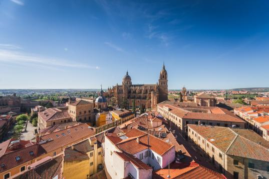 'Skyline' del casco histórico de Salamanca, con la catedral coronando la estampa.