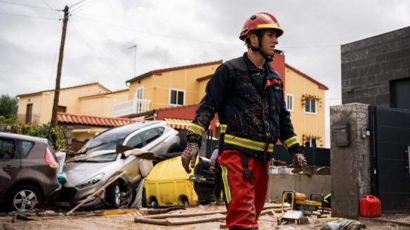 Un bombero trabaja en las labores de emergencia por la DANA en El Álamo (Madrid)