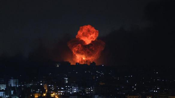 Una cortina de fuego y humo ilumina el cielo de Gaza en el enésimo bombardeo