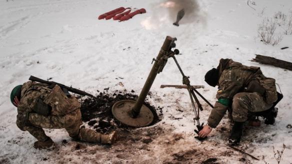 Soldados ucranianos disparan proyectiles con un mortero contra posiciones rusas en Bajmut el 16 de febrero.