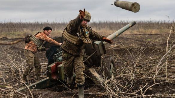 Soldados ucranianos junto a un cañón de artillería en las afueras de Bajmut, en diciembre de 2022.