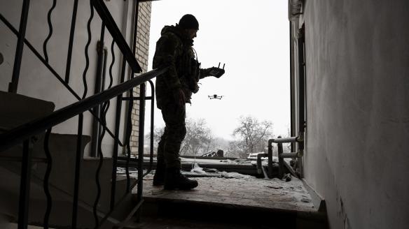 Un soldado ucraniano operando un DJI Mavic 3 cerca de Bajmut; en una imagen de archivo.