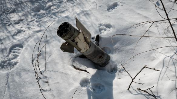 Un cohete cubierto de nieve en la ciudad de primera línea de Avdiivka, en medio de la invasión rusa de Ucrania.