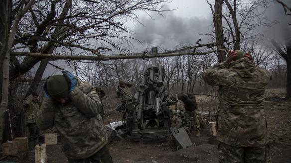 Militares ucranianos disparan artillería hacia las posiciones rusas en la línea del frente cerca de Bajmut.