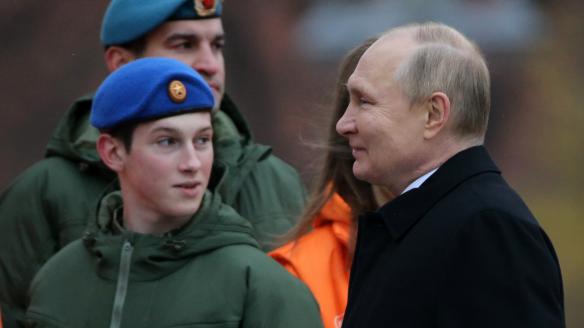 El mandatario ruso, Vladímir Putin, pasando revista a un grupo de cadetes.