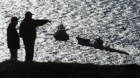 Personas observando un submarino ruso en Sebastopol (Crimea), en una imagen de archivo.