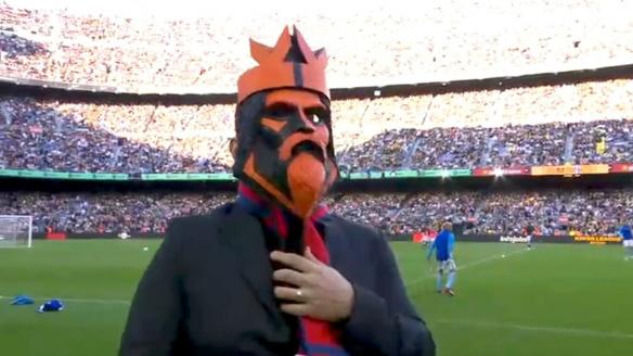 Gerard Romero con la máscara del logo de la Kings League