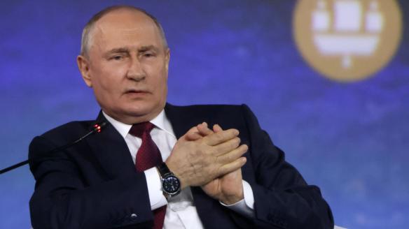 Vladimir Putin gesticula en un acto reciente