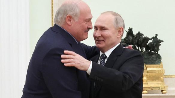 Lukashenko y Putin, abrazados en una imagen repetida mil veces
