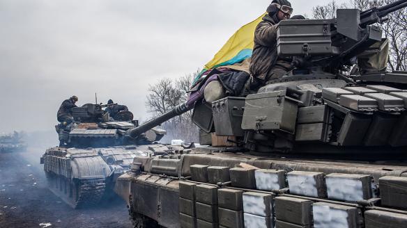 Soldados ucranianos que participan en la contraofensiva, sobre tanques, camino de una nueva posición rusa.