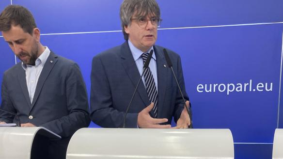 El expresidente catalán Carles Puigdemont, junto con el eurodiputado catalán Antoni Comin durante la rueda de prensa celebrada en la sede del Parlamento Europeo.