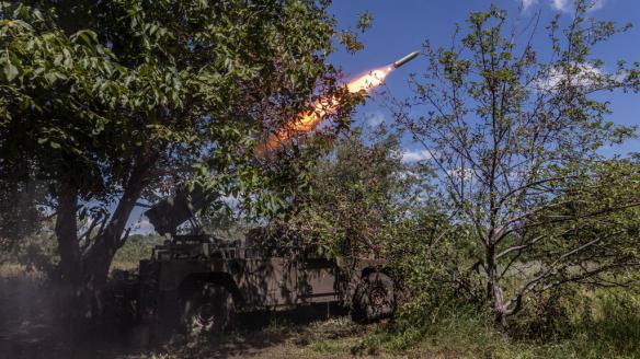 Soldados ucranianos abren fuego con un lanzacohetes montado MLRS RAK-SA-12, en dirección a Bajmut (Donetsk).