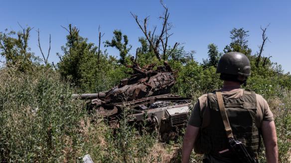 Un soldado ucraniano observa un tanque ruso destruido durante la contraofensiva.