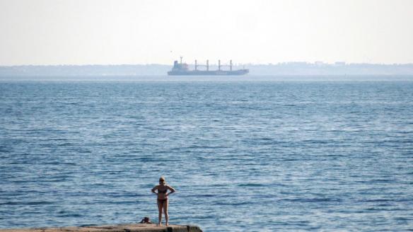 El último barco con grano de Ucrania que parte del puerto de Odesa después de que Rusia anunciase al suspensión del acuerdo.