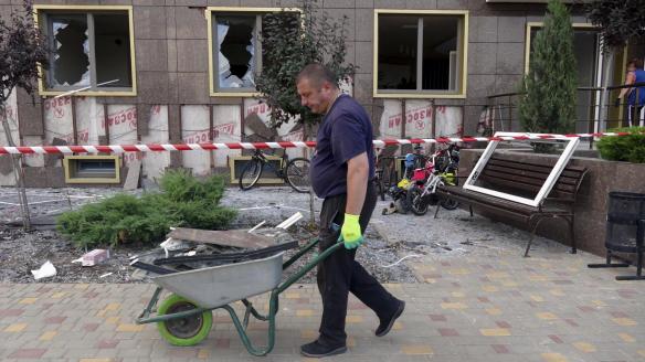Un operario ucraniano recoge los escombros producidos por un bombardeo de Rusia en Odesa.