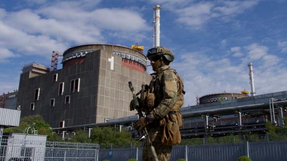 Un soldado ruso custodia el acceso a la central nuclear de Zaporiyia