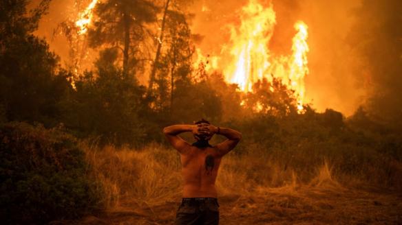 Un vecino observa asombrado el fuego en uno de los muchos rincones afectados de Grecia