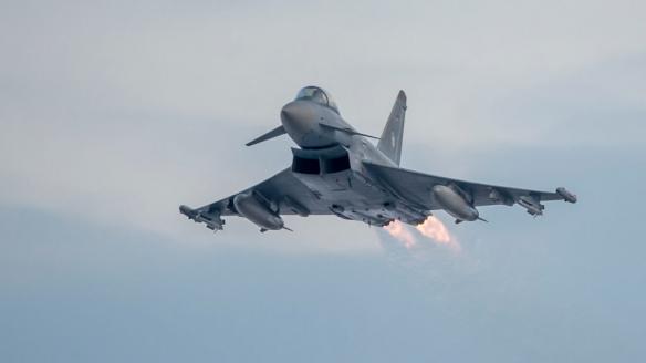 Un Eurofighter en acción en una misión de la OTAN