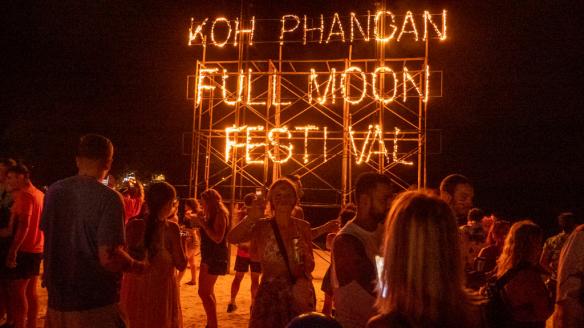 Cartel de la Fiesta de la luna llena en la playa tailandesa de Hat Rin, en la isla de Koh Phangan.