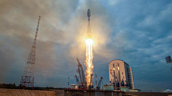 Momento del lanzamiento de la Soyuz en la que viaja la sonda Luna-25 de Rusia.