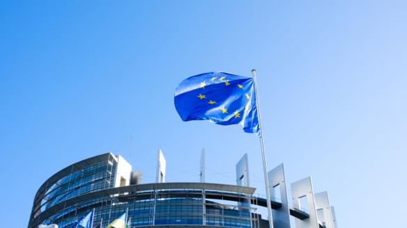 La bandera europea ondea en la sede del Parlamento Europeo de Estrasburgo.
