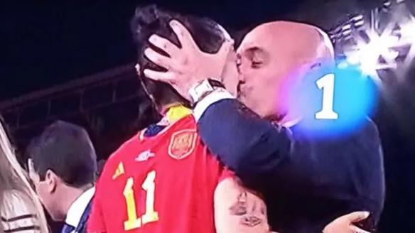 Luis Rubiales besa a Jenni Hermoso en la final del mundial de fútbol femenino