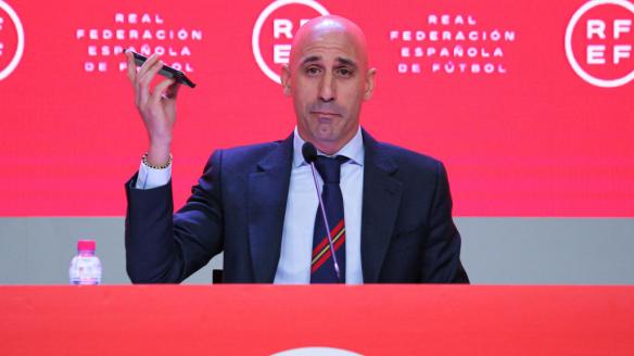 Luis Rubiales gesticula en una rueda de prensa