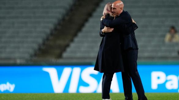 Luis Rubiales abraza a Alexia Putellas antes de la semifinal disputada contra Suecia en el Mundial femenino.