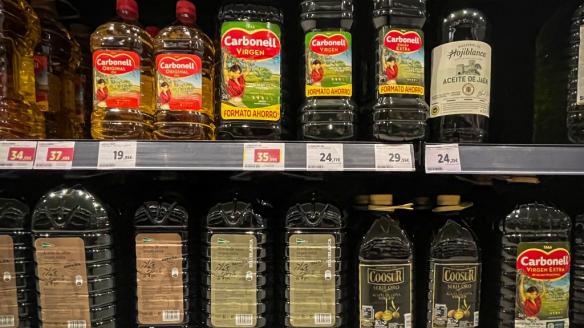 Imagen de archivo de botellas de aceite de oliva en el estante de un supermercado.
