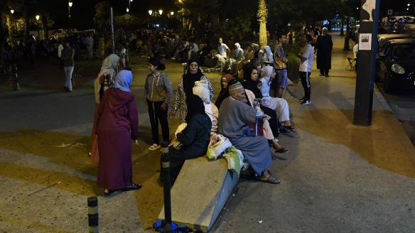 Marroquís en las calles tras el terremoto sucedido en Marruecos esta madrugada