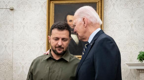 El presidente de los Estados Unidos, Joe Biden, habla con el presidente de Ucrania, Volodimir Zelenski durante su visita a la Casa Blanca.