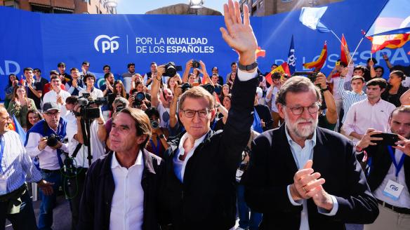Los expresidentes del Gobierno José María Aznar (i) y Mariano Rajoy (d) junto al líder del Partido Popular, Alberto Núñez-Feijóo.