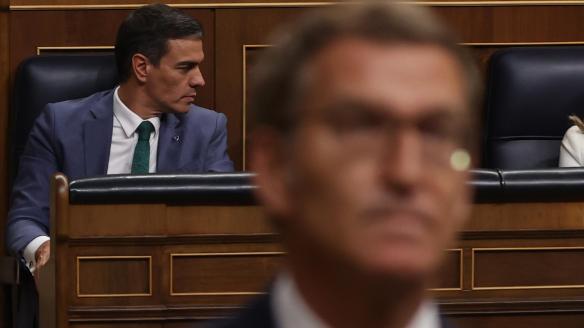 Pedro Sánchez, al fondo, en el primer debate de la sesión de investidura de Feijóo.