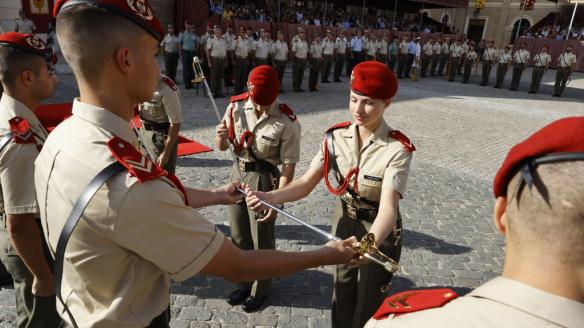 La princesa de Asturias recibe el sable de oficial del Ejército.